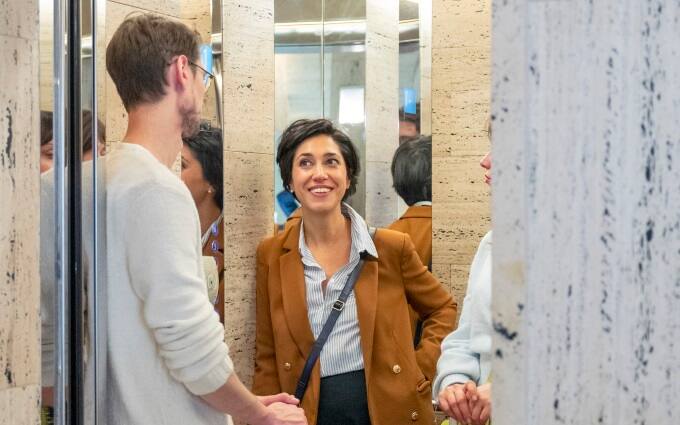 img_people-with-suitcases-in-elevator-680x425